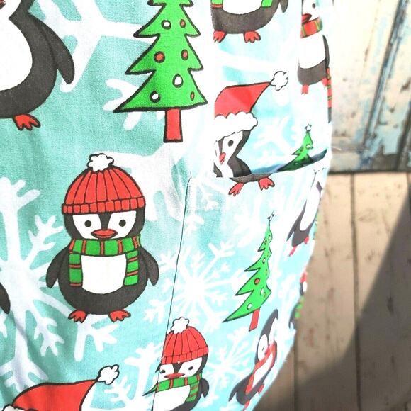 Gabby Brooke Holiday Winter Penguin Scrub Top Size S Pockets NEW Blue & Green - Picture 4 of 12